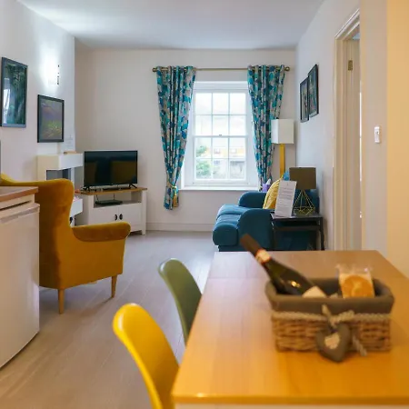 Pass The Keys Modern 2 Bed Flat Overlooking Aberaeron Harbour Exterior photo