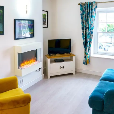 Pass The Keys Modern 2 Bed Flat Overlooking Aberaeron Harbour Exterior photo