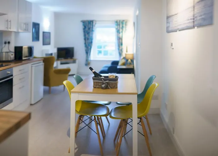 Pass The Keys Modern 2 Bed Flat Overlooking Aberaeron Harbour