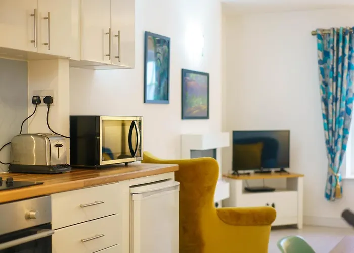 Pass The Keys Modern 2 Bed Flat Overlooking Aberaeron Harbour