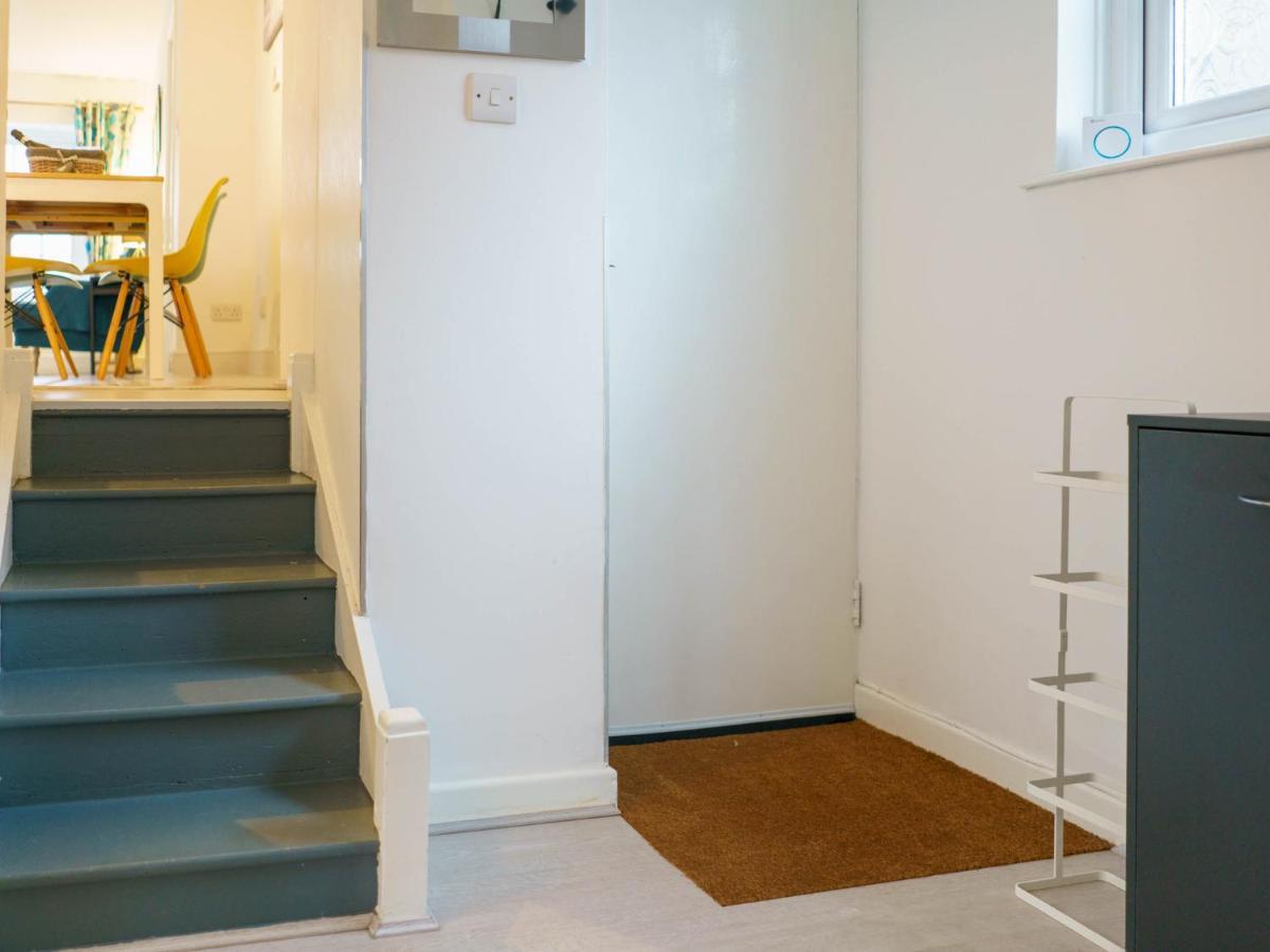 Pass The Keys Modern 2 Bed Flat Overlooking Harbour Apartment *