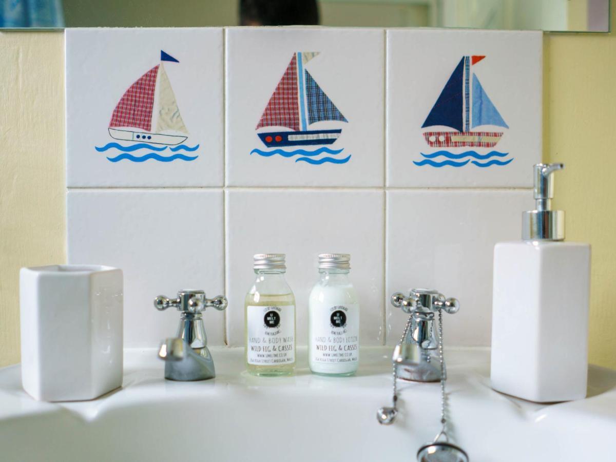 Pass The Keys Modern 2 Bed Flat Overlooking Harbour Apartment Aberaeron